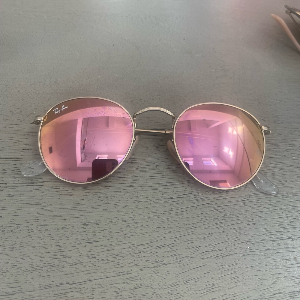 Ray-Bank Round Flash Lens in Pink with Gold Brim